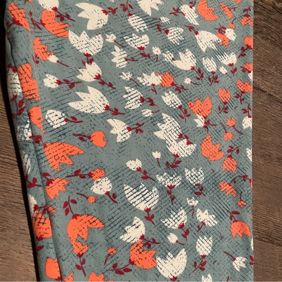 ⭐️4 for $10⭐️Floral Patterned Leggings. Women's Size Large / XL. Buttery Soft. - Picture 3 of 5